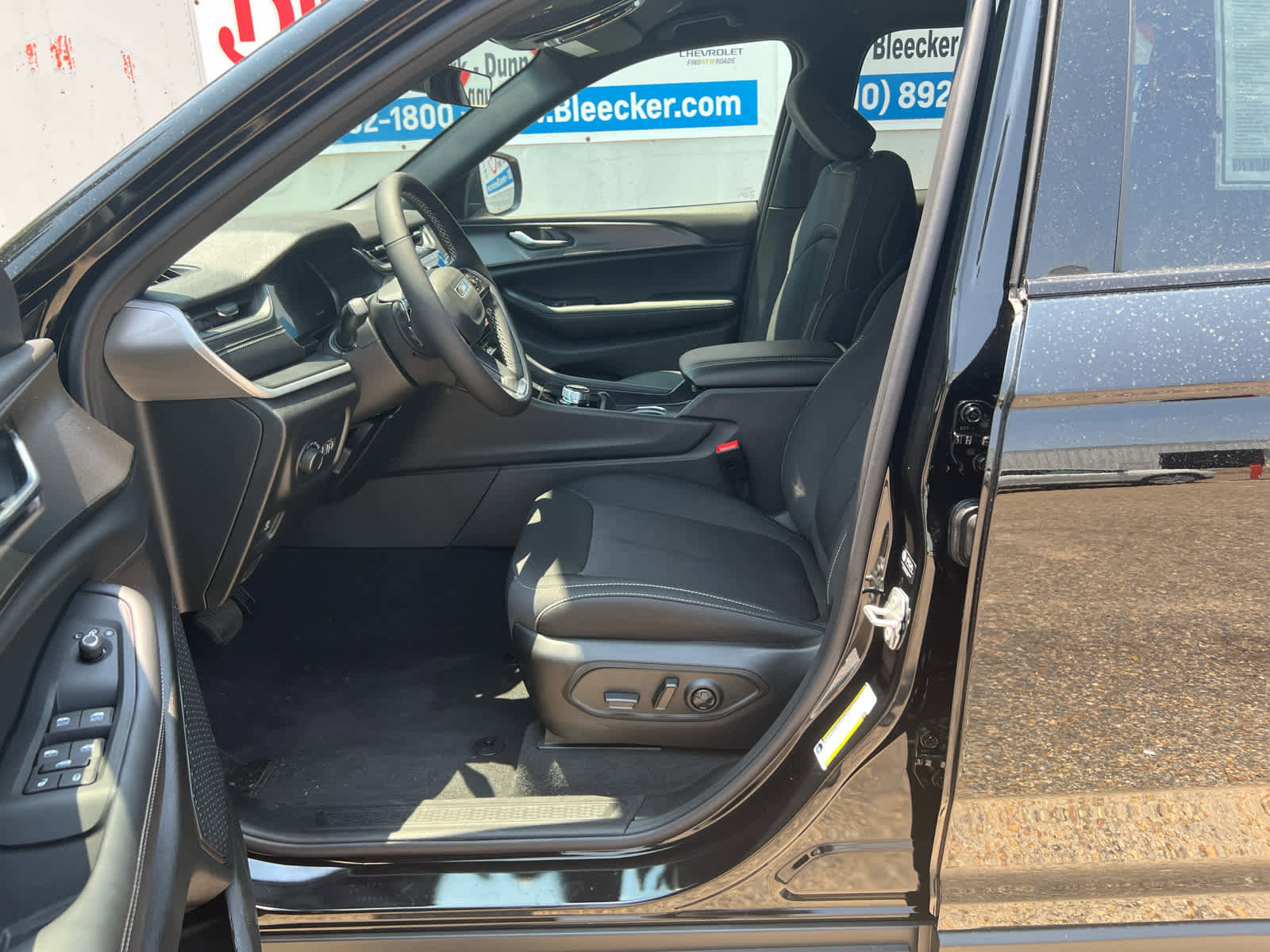 New 2025 Jeep Grand Cherokee Laredo w/ Luxury Tech Group I image 24