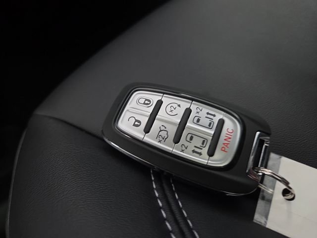 New 2026 Chrysler Pacifica Select FWD image 30