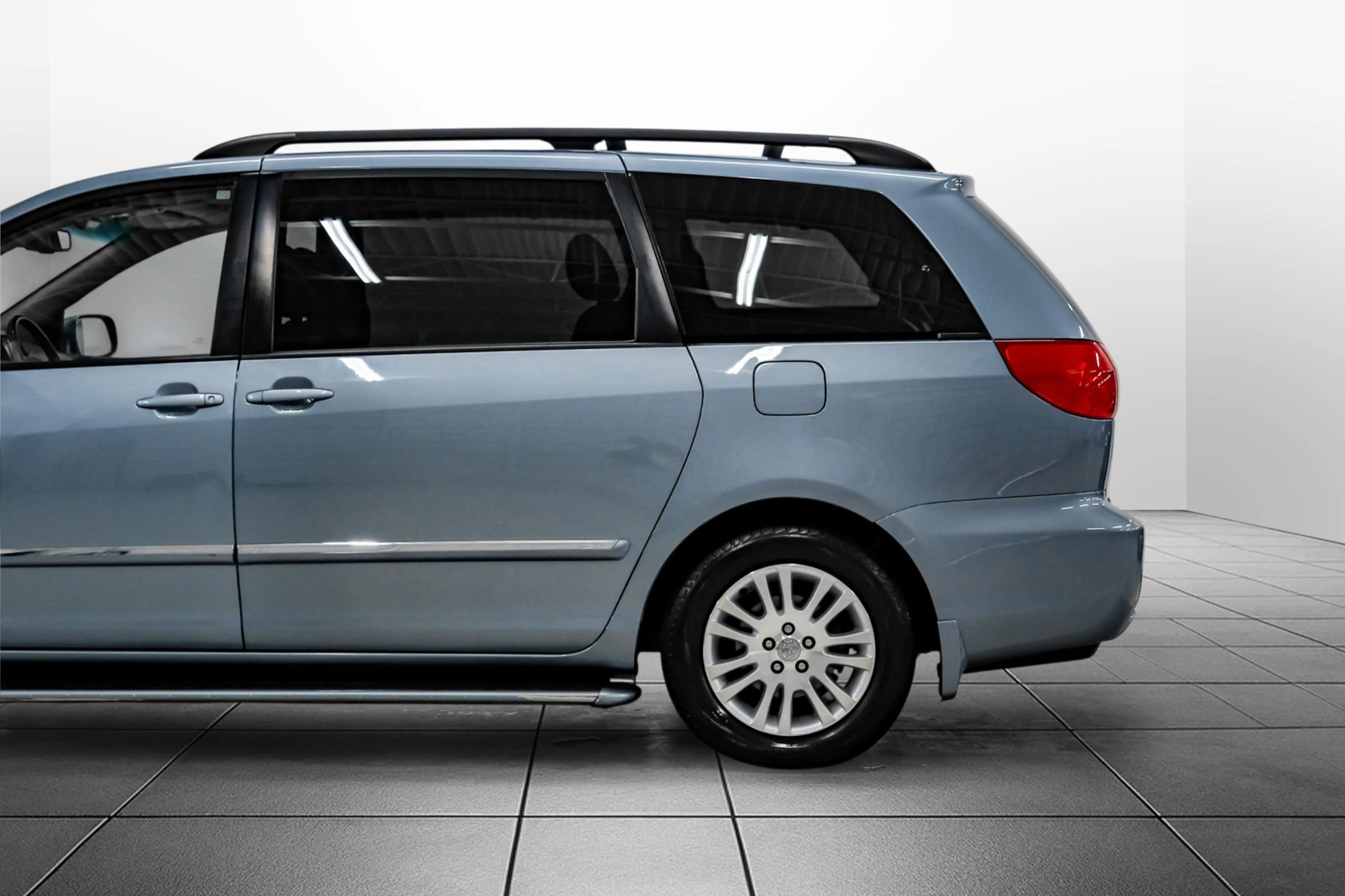 Used 2010 Toyota Sienna XLE Limited FWD image 14