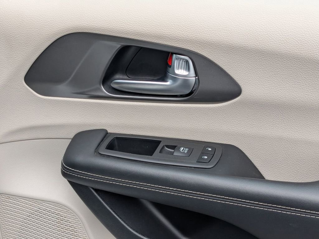Used 2024 Chrysler Pacifica Touring-L image 32