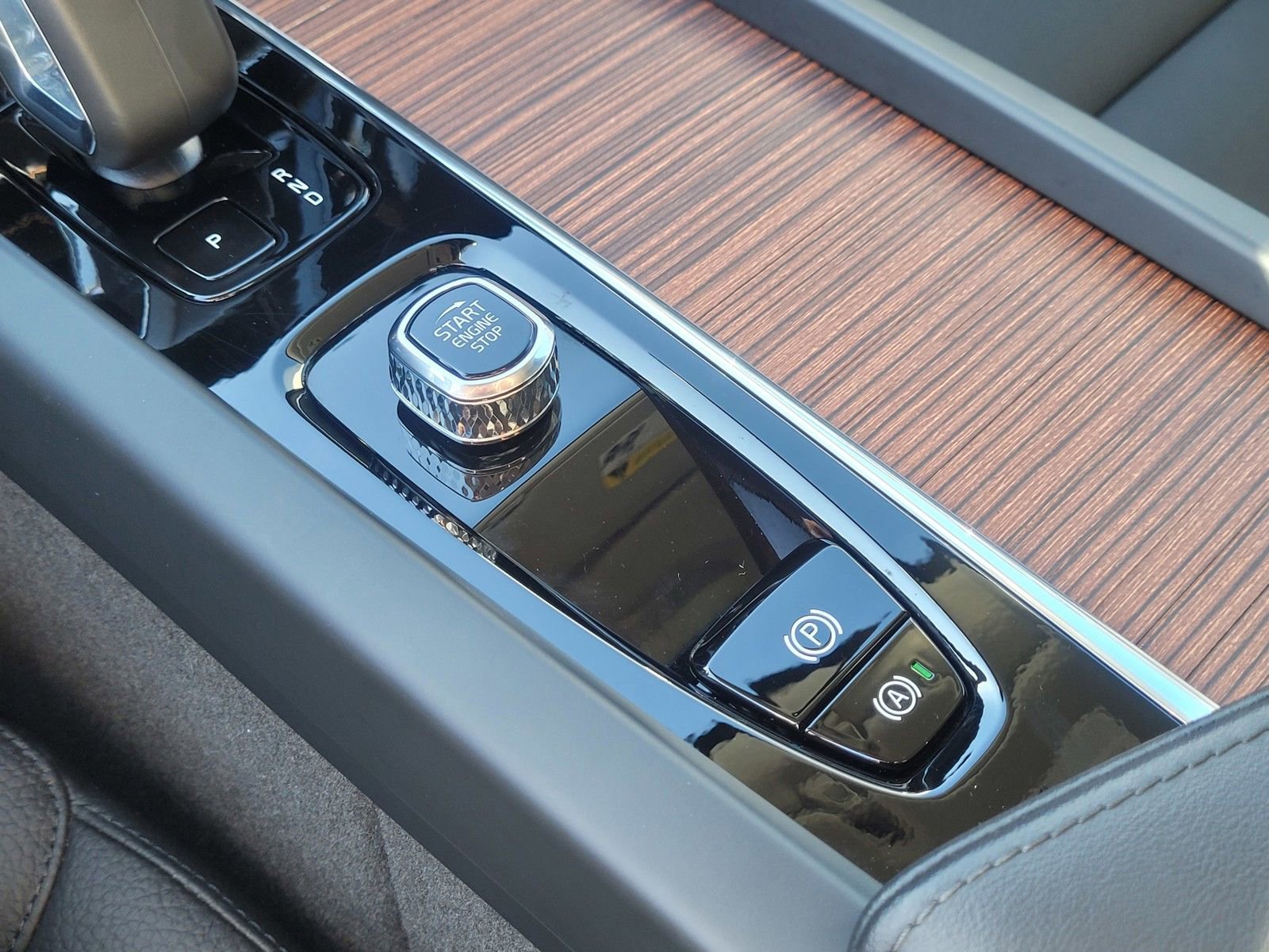 Used 2024 Volvo XC60 T8 Plus w/ Climate Package image 25