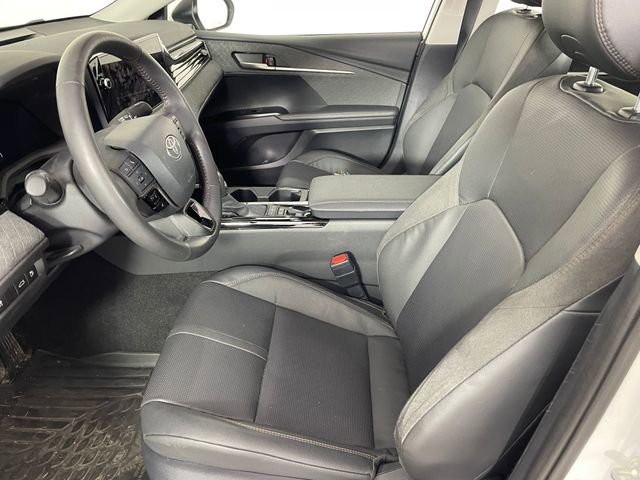 Used 2025 Toyota Camry XLE AWD/4WD image 2