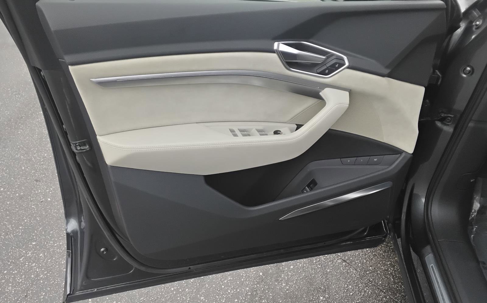 Used 2021 Audi e-tron Prestige w/ Prestige Package image 16