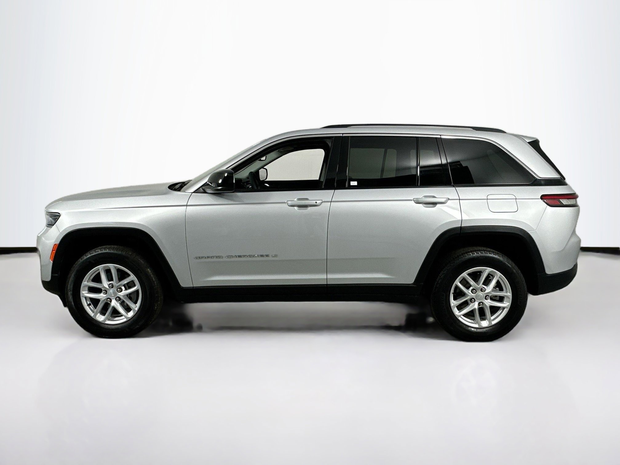 Used 2024 Jeep Grand Cherokee Laredo X image 8