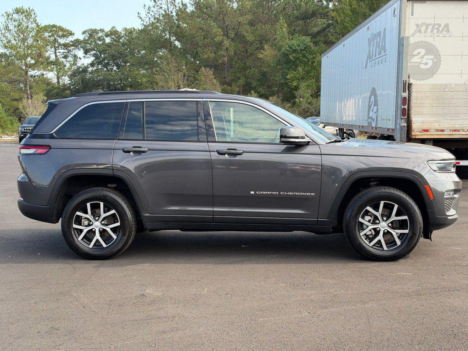 Used 2024 Jeep Grand Cherokee Limited RWD image 4