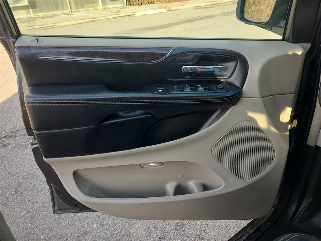 Used 2015 Chrysler Town & Country Touring image 17