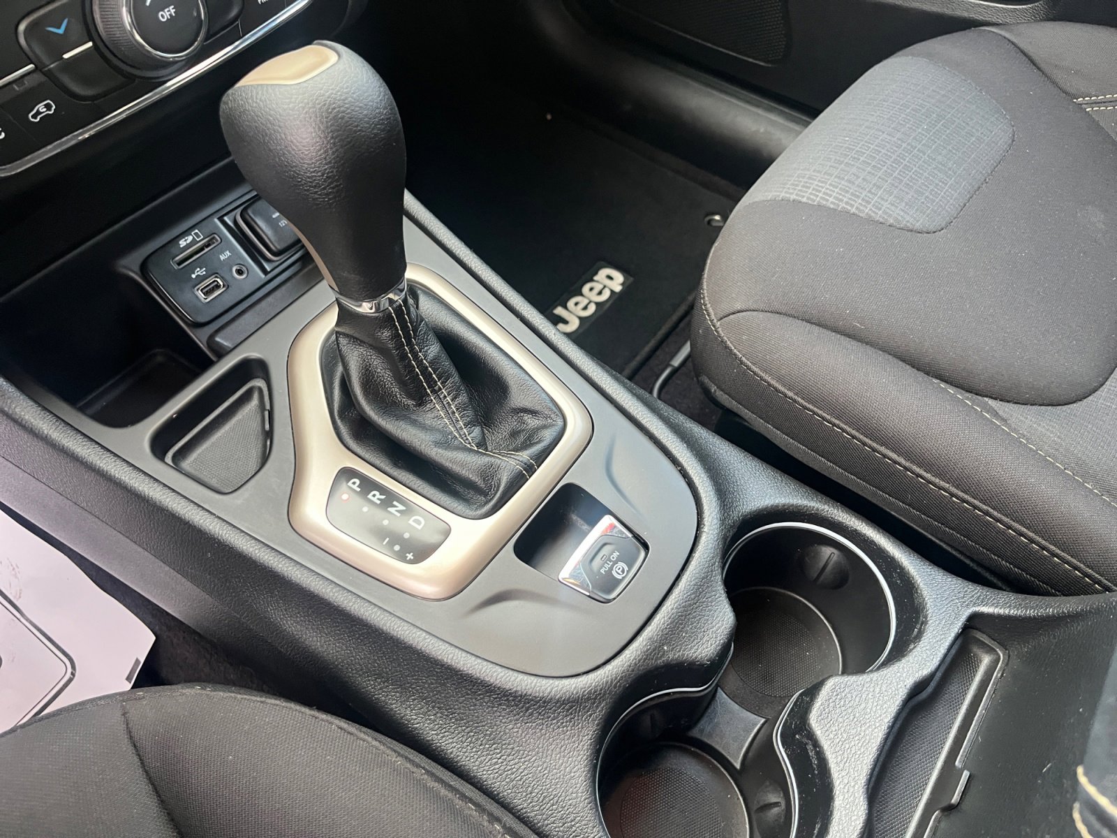 Used 2017 Jeep Cherokee Latitude w/ Safety/Convenience Group image 31