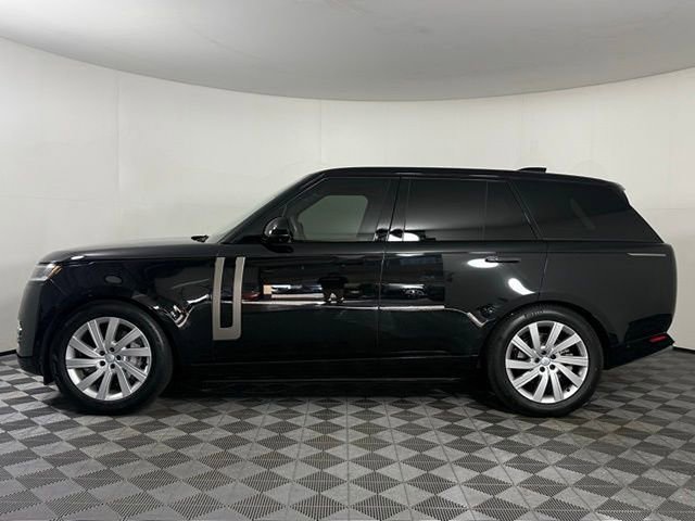 Certified 2025 Land Rover Range Rover SE image 3