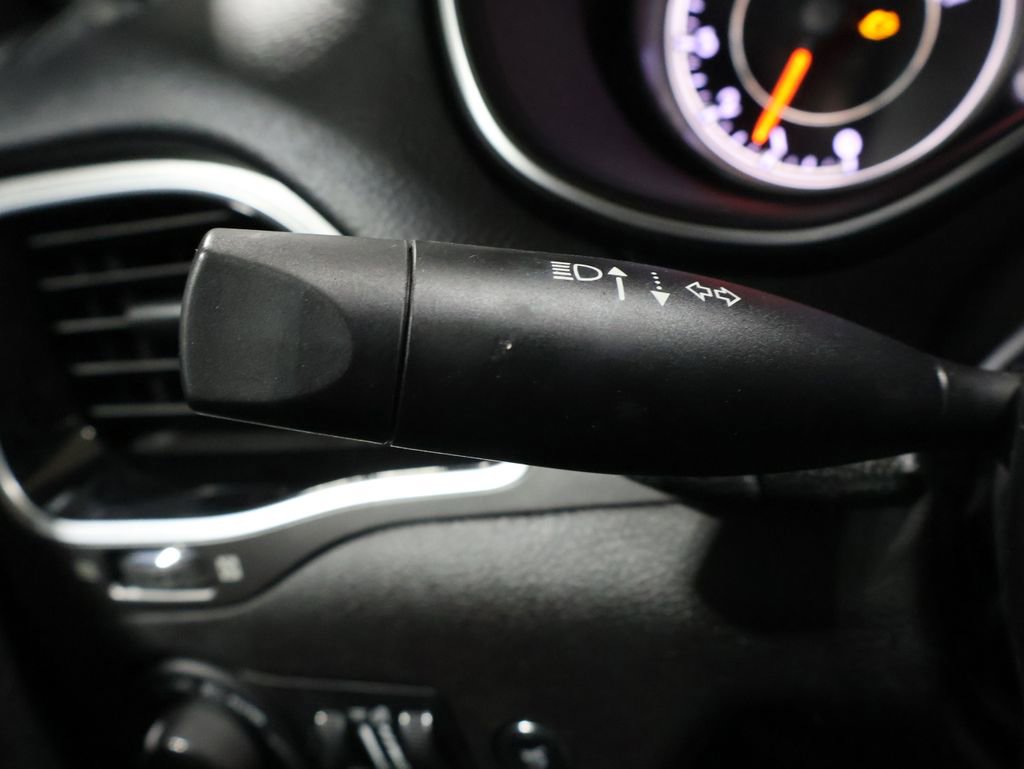 Used 2019 Jeep Cherokee Limited image 36