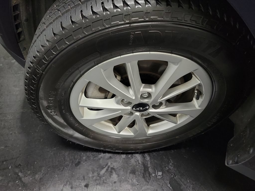 Used 2023 Kia Carnival LX FWD image 13