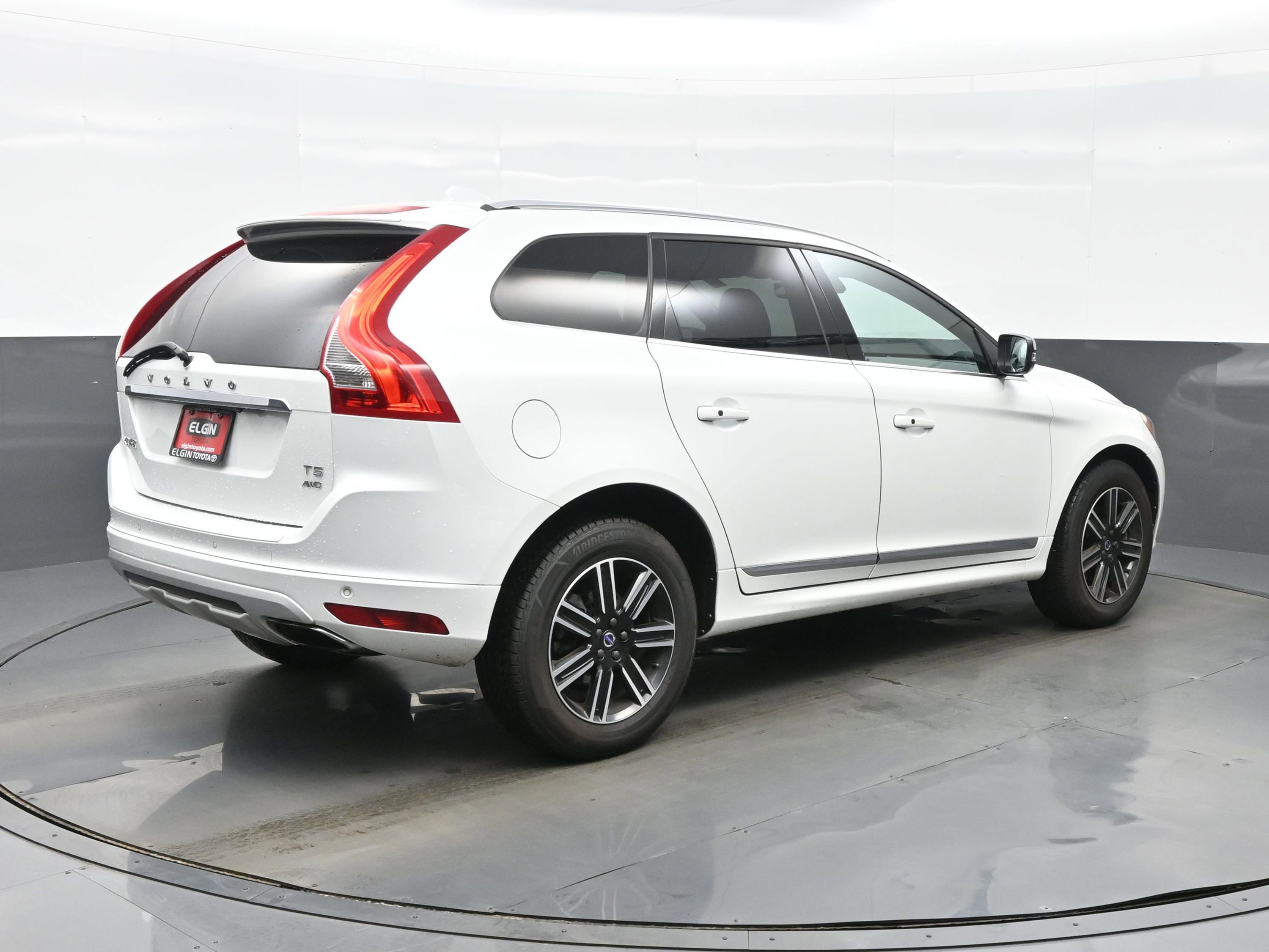 Used 2017 Volvo XC60 T5 Dynamic w/ Preferred Option Package image 6
