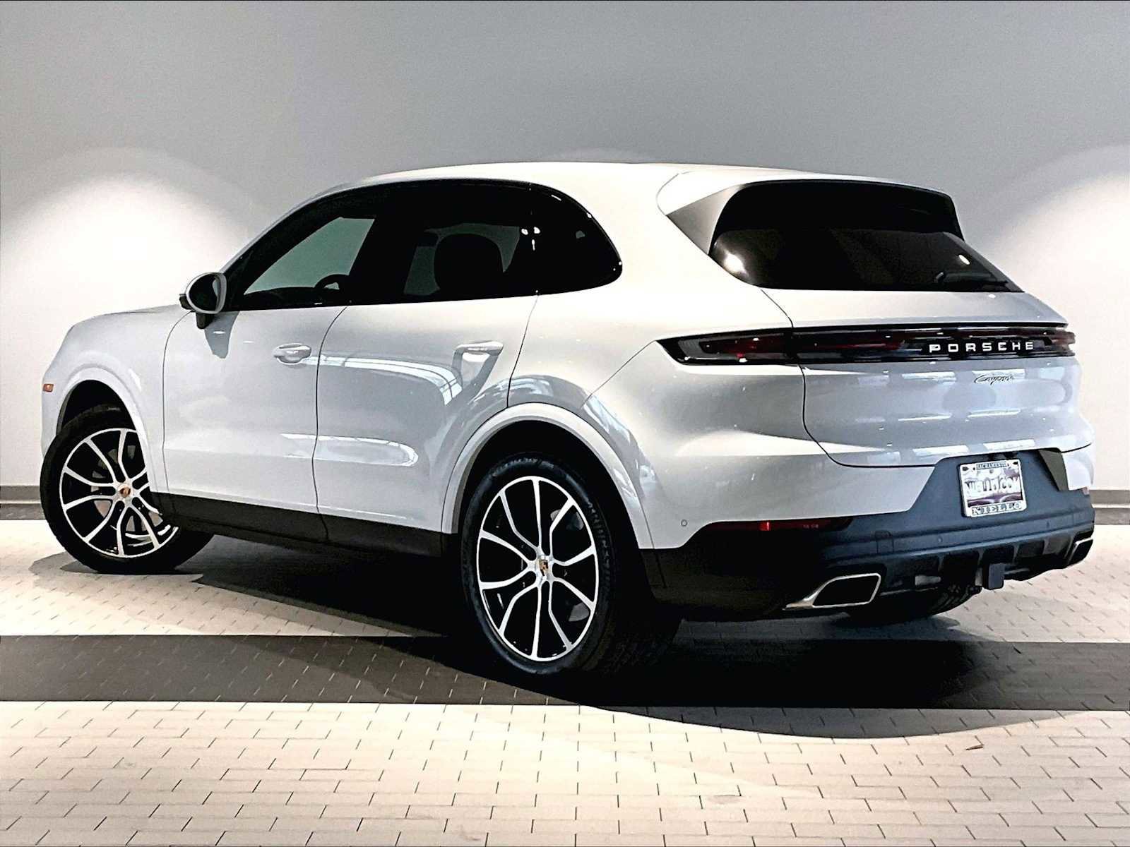 Used 2025 Porsche Cayenne image 3