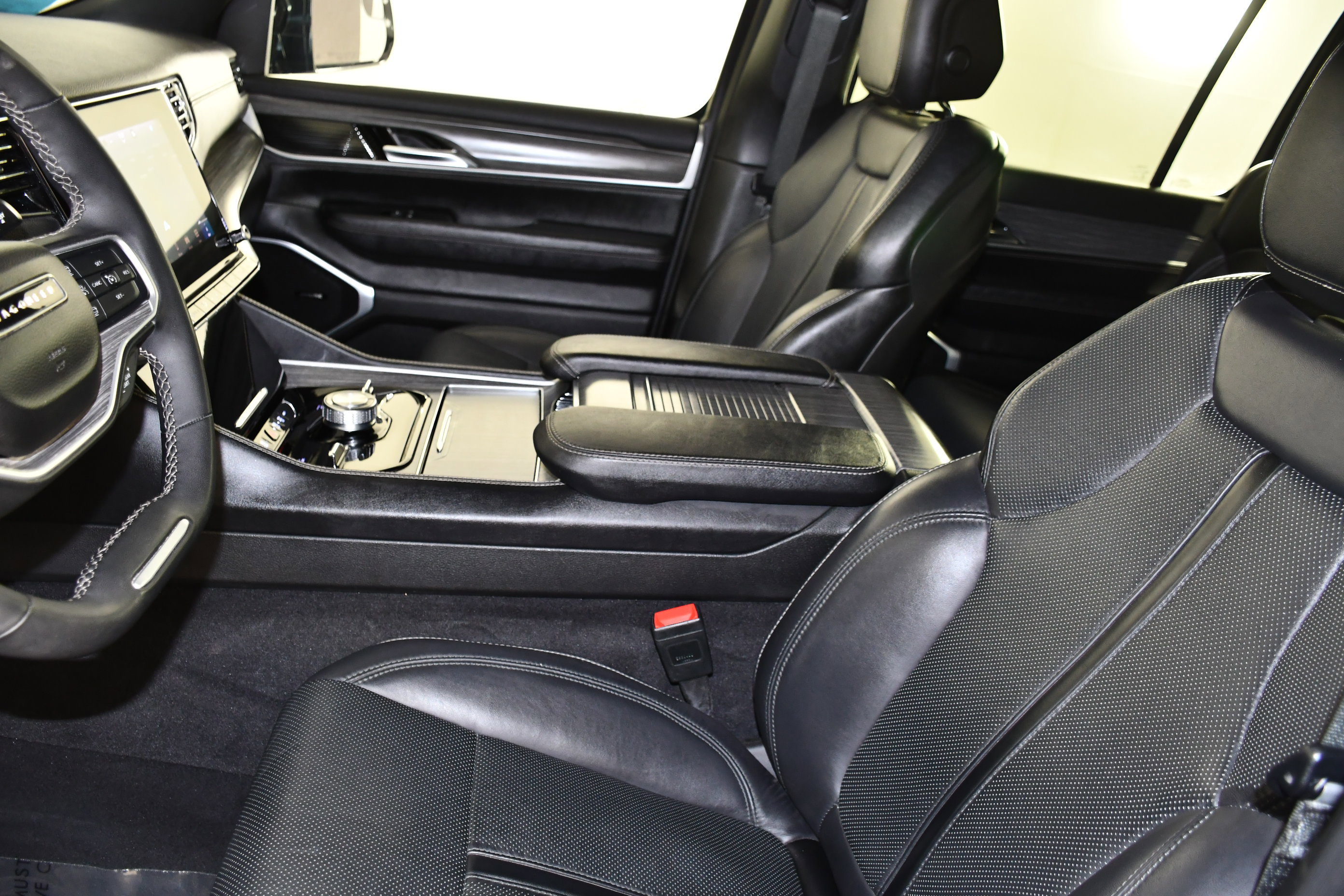 Used 2024 Jeep Wagoneer Series III AWD/4WD image 40