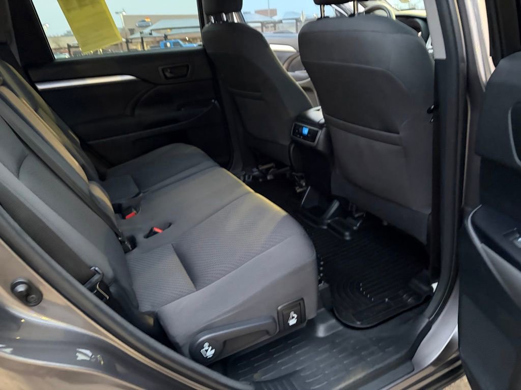 Used 2015 Toyota Highlander LE image 15
