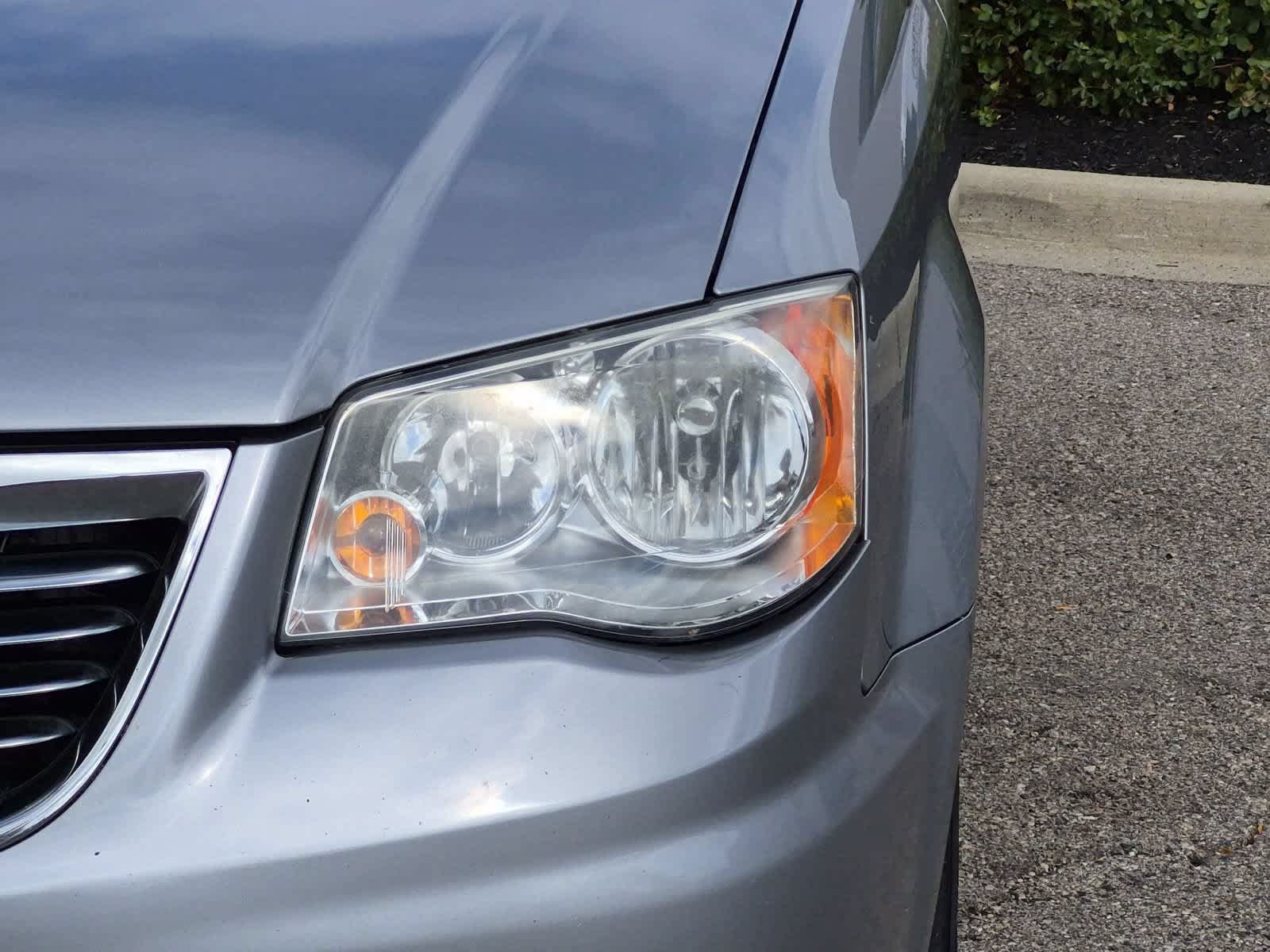 Used 2014 Chrysler Town & Country Touring-L w/ Driver Convenience Group FWD image 11