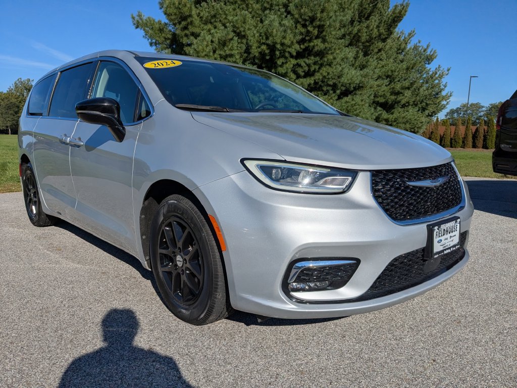 Used 2024 Chrysler Pacifica Touring-L FWD image 3