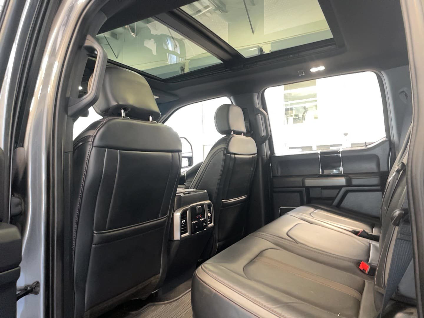 Used 2022 Ford F250 Platinum w/ FX4 Off-Road Package AWD/4WD image 8