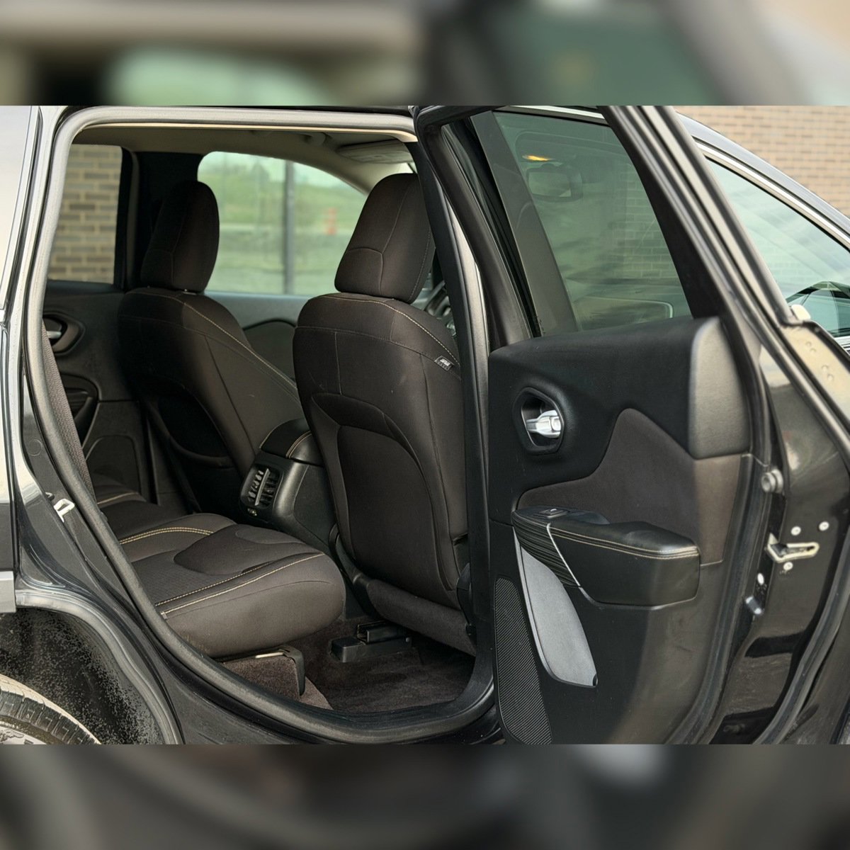 Used 2016 Jeep Cherokee Latitude w/ Cold Weather Group image 8