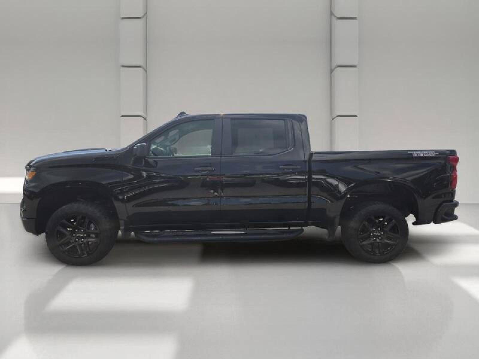 Used 2023 Chevrolet Silverado 1500 Custom Trail Boss w/ LPO, Dark Essentials Package AWD/4WD image 4