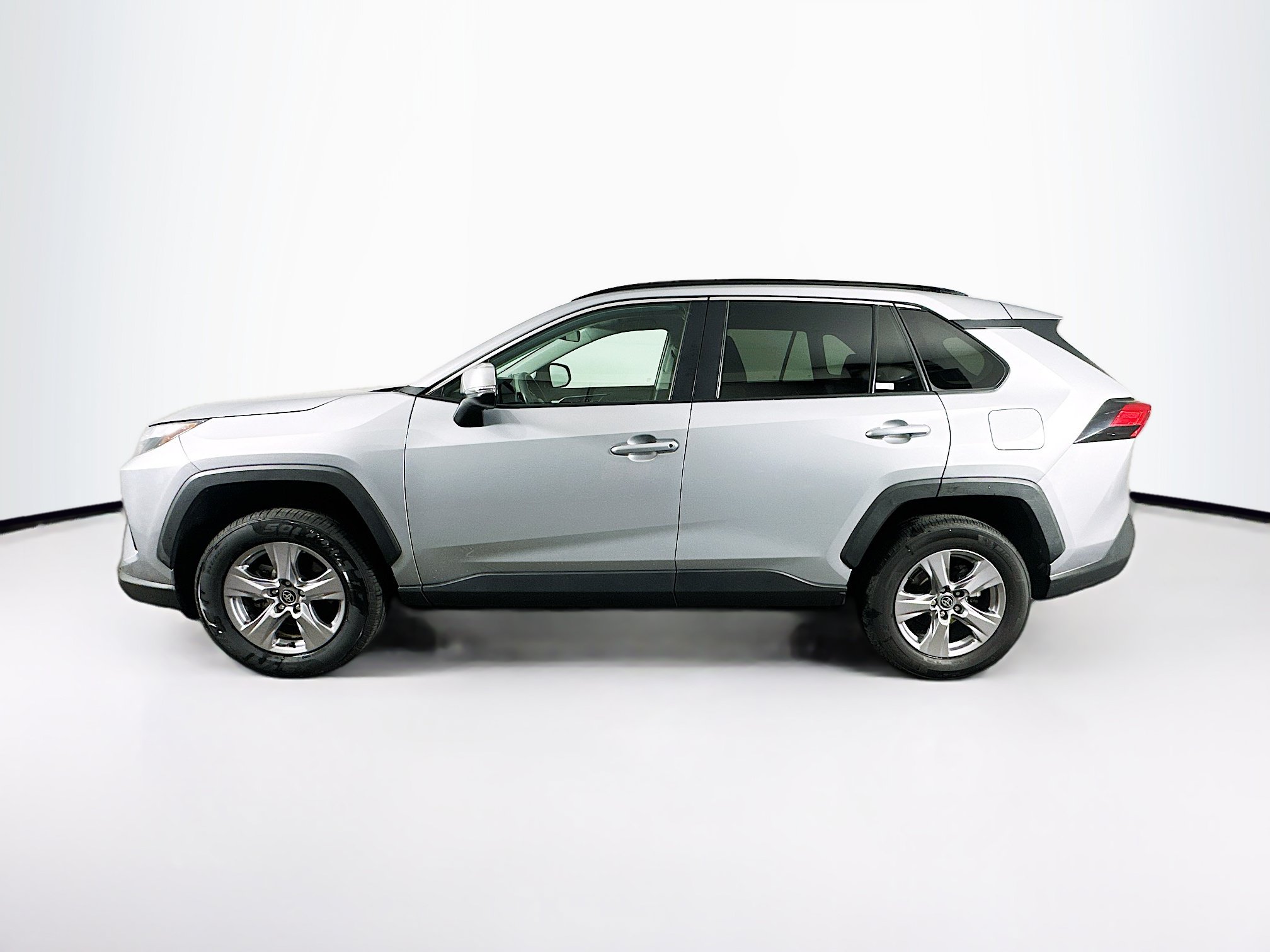 Used 2025 Toyota RAV4 XLE FWD image 4