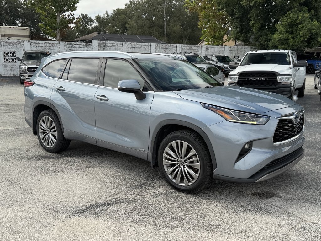 Used 2022 Toyota Highlander Platinum AWD/4WD image 2