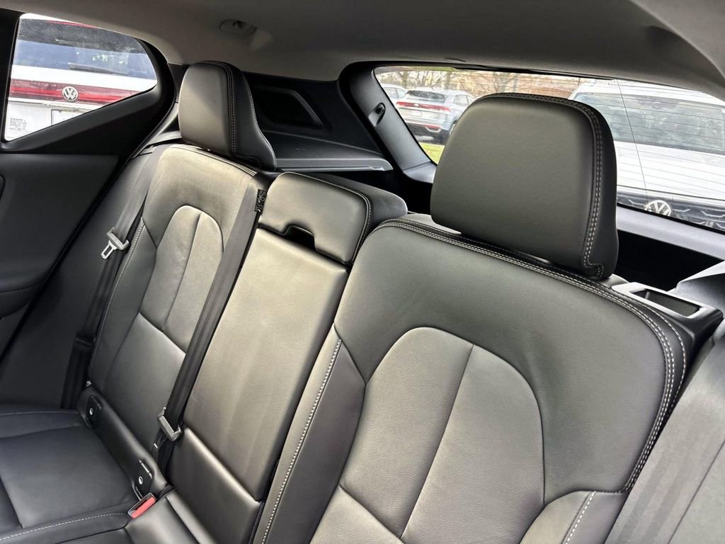 Certified 2025 Volvo XC40 B5 Plus w/ Protection Package Premier image 27