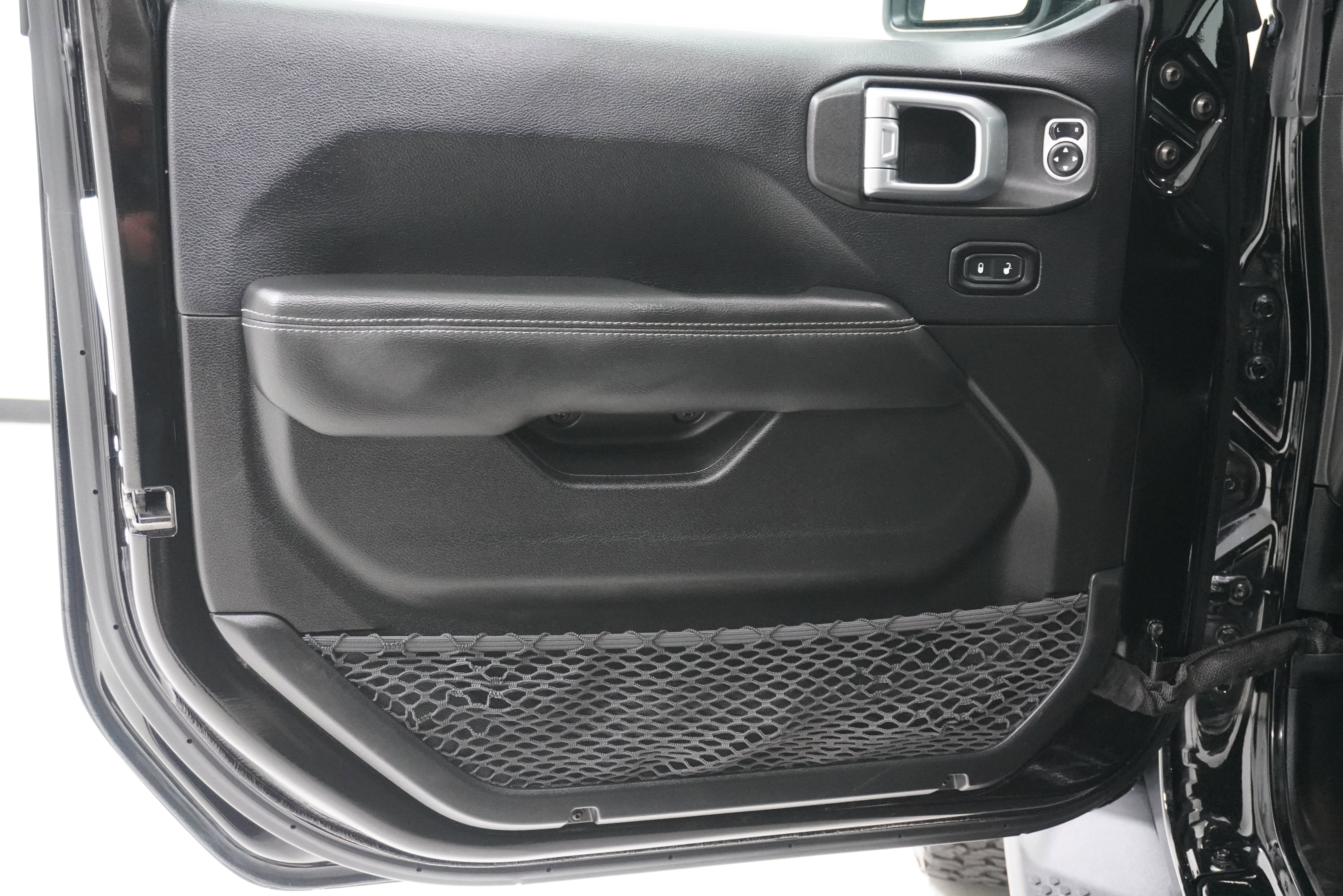 Used 2019 Jeep Wrangler Unlimited Sahara image 16