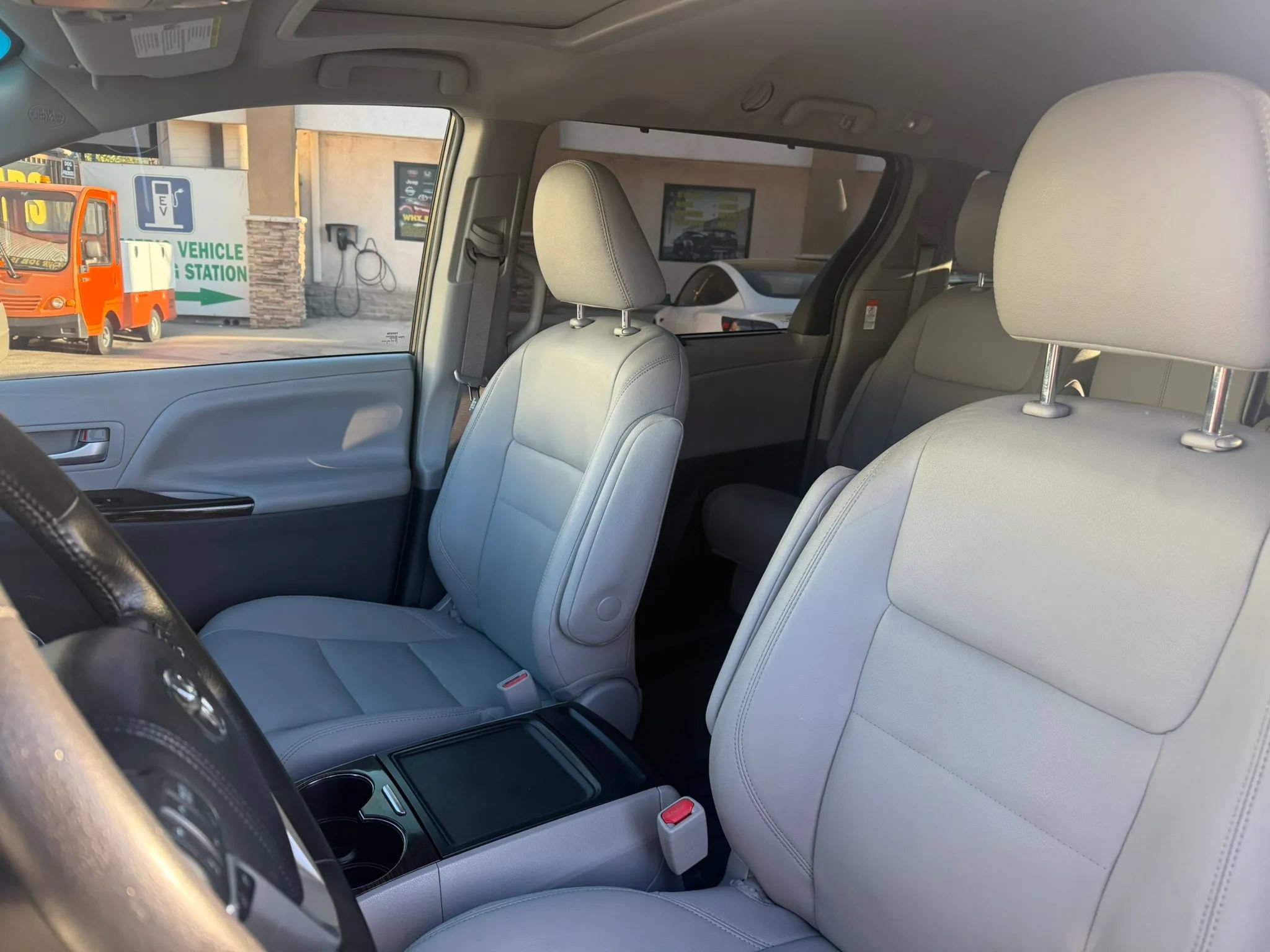 Used 2017 Toyota Sienna XLE w/ XLE Navigation Package FWD image 10