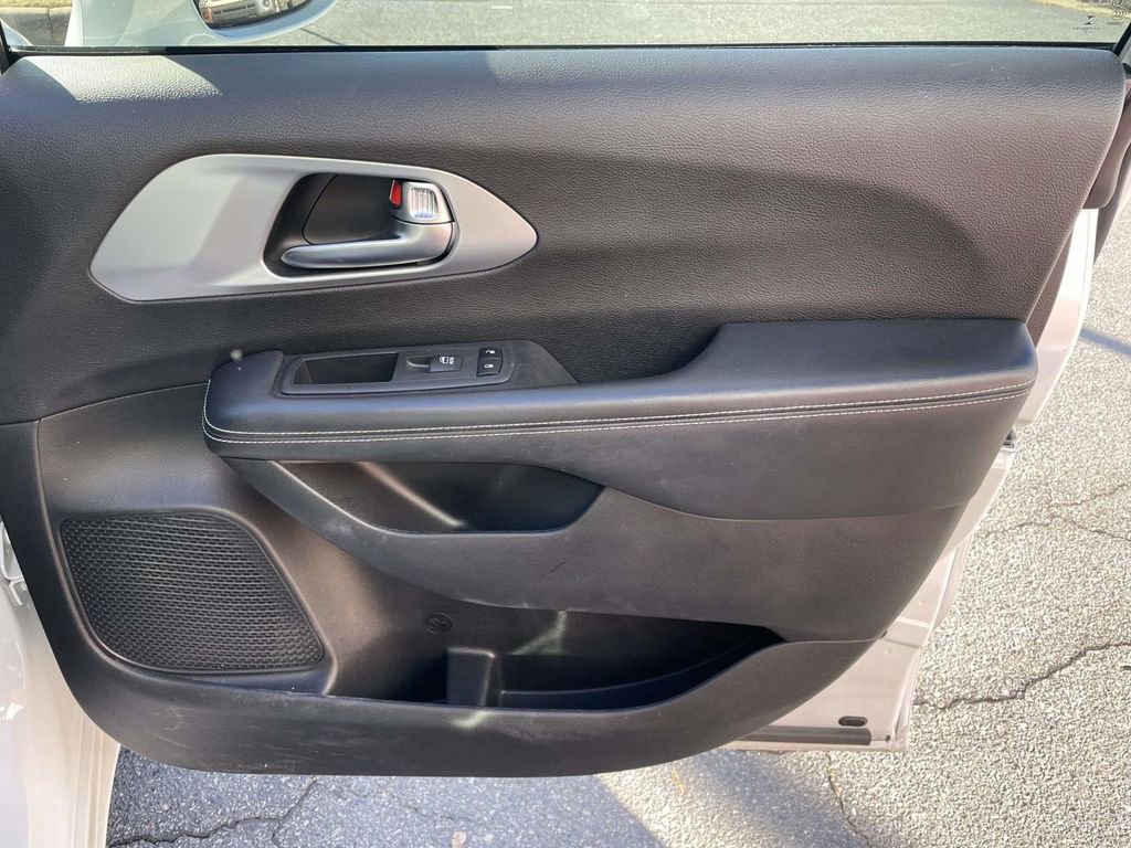 Used 2021 Chrysler Pacifica Touring-L w/ Uconnect Theater Family Group image 48