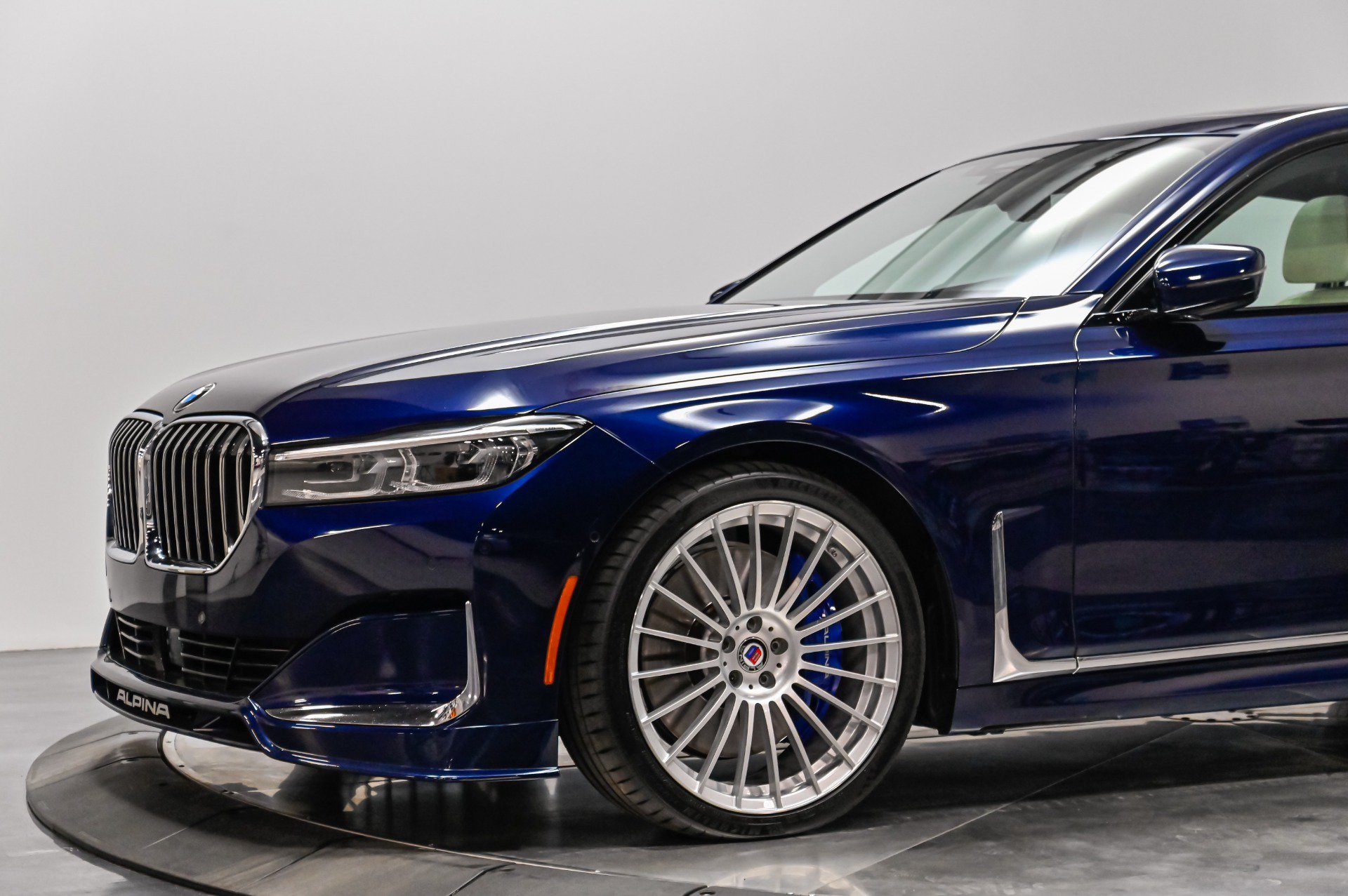 Used 2022 BMW ALPINA B7 xDrive AWD/4WD image 5