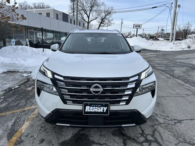 Used 2024 Nissan Rogue Platinum image 3