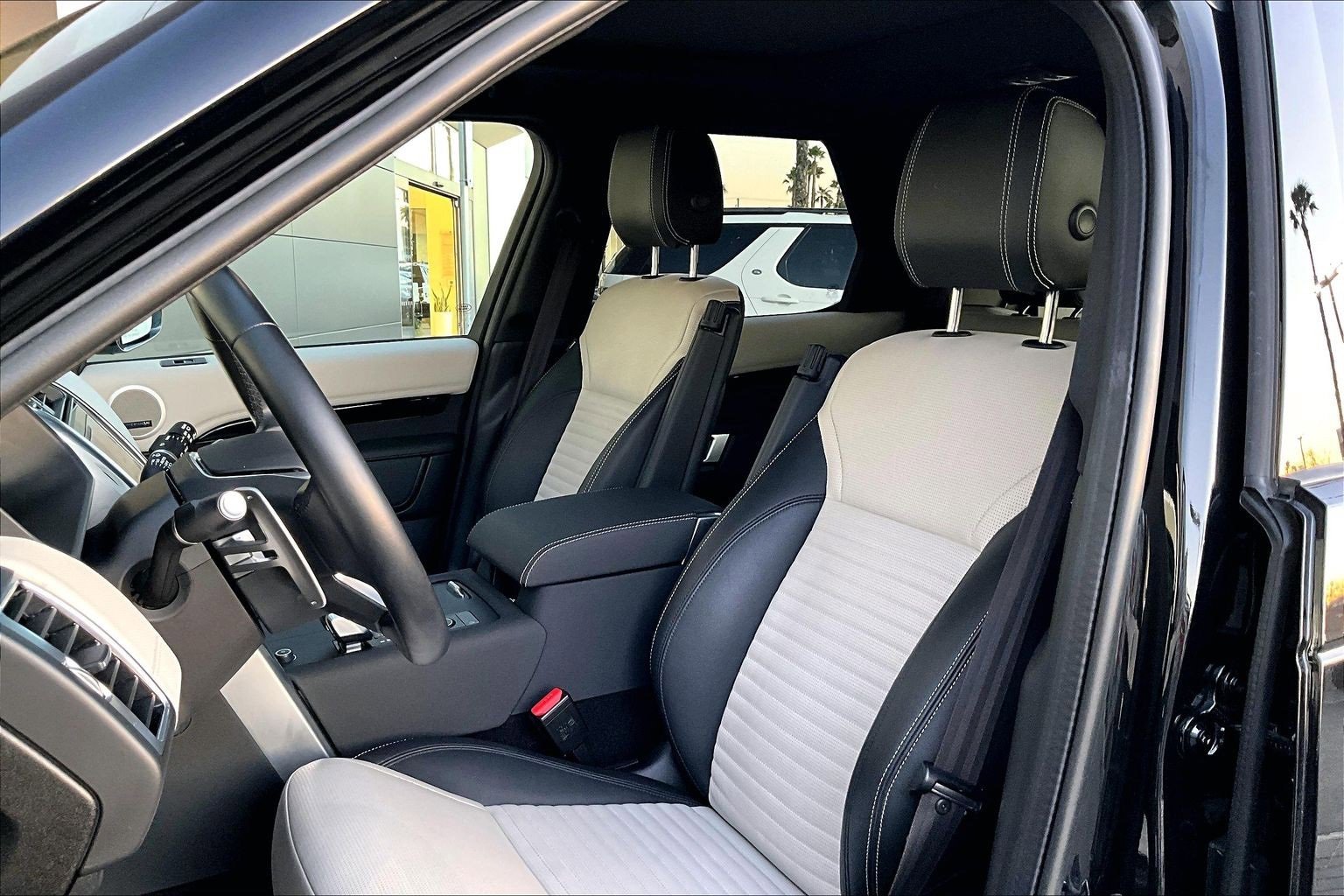 Used 2023 Land Rover Discovery S R-Dynamic image 24