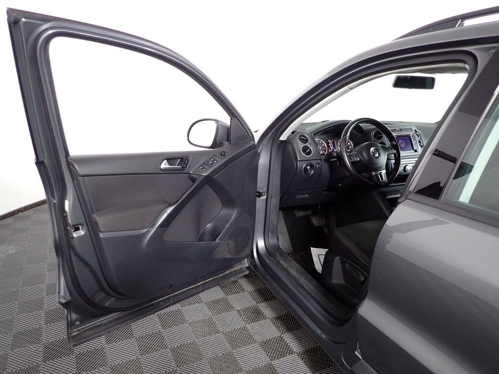 Used 2017 Volkswagen Tiguan Limited w/ Premium Package image 17
