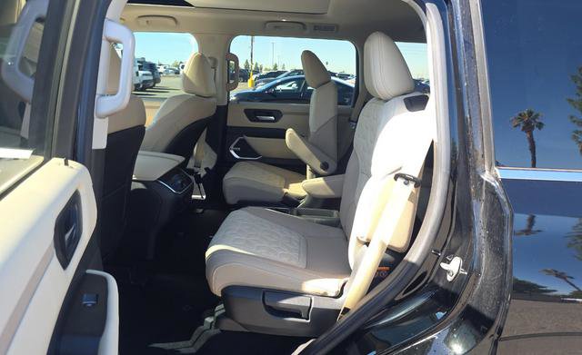 Used 2025 Nissan Armada Platinum image 9