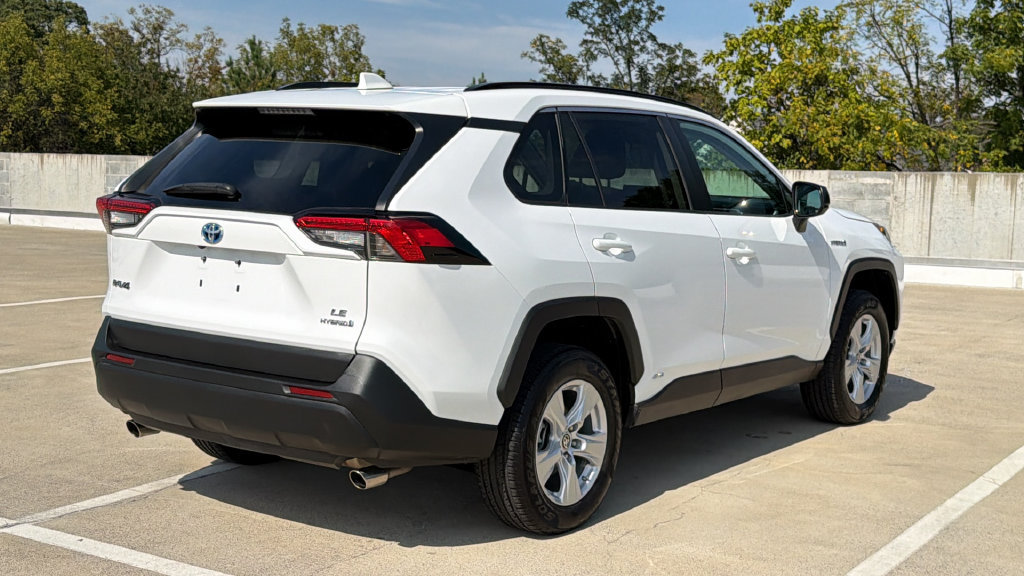 Used 2021 Toyota RAV4 LE AWD/4WD image 4