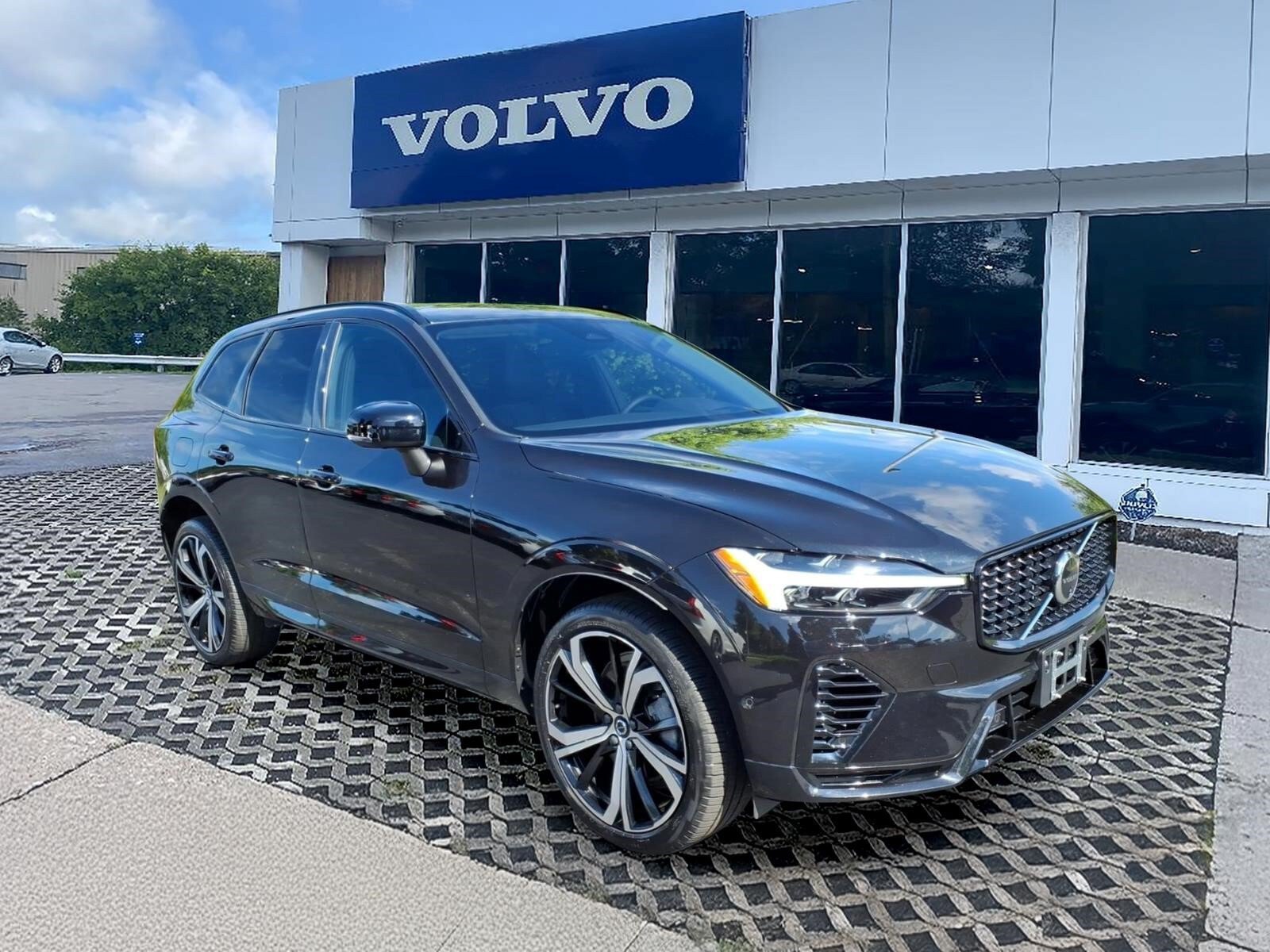 Certified 2025 Volvo XC60 T8 Ultra w/ Protection Package Premier AWD/4WD image 1