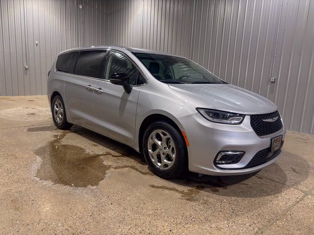 Used 2024 Chrysler Pacifica Limited image 8