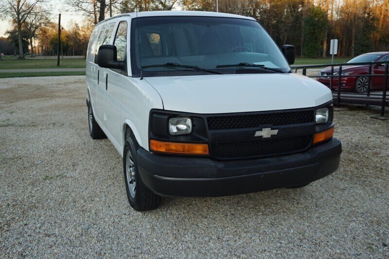 Used 2010 Chevrolet Express 1500 RWD image 3