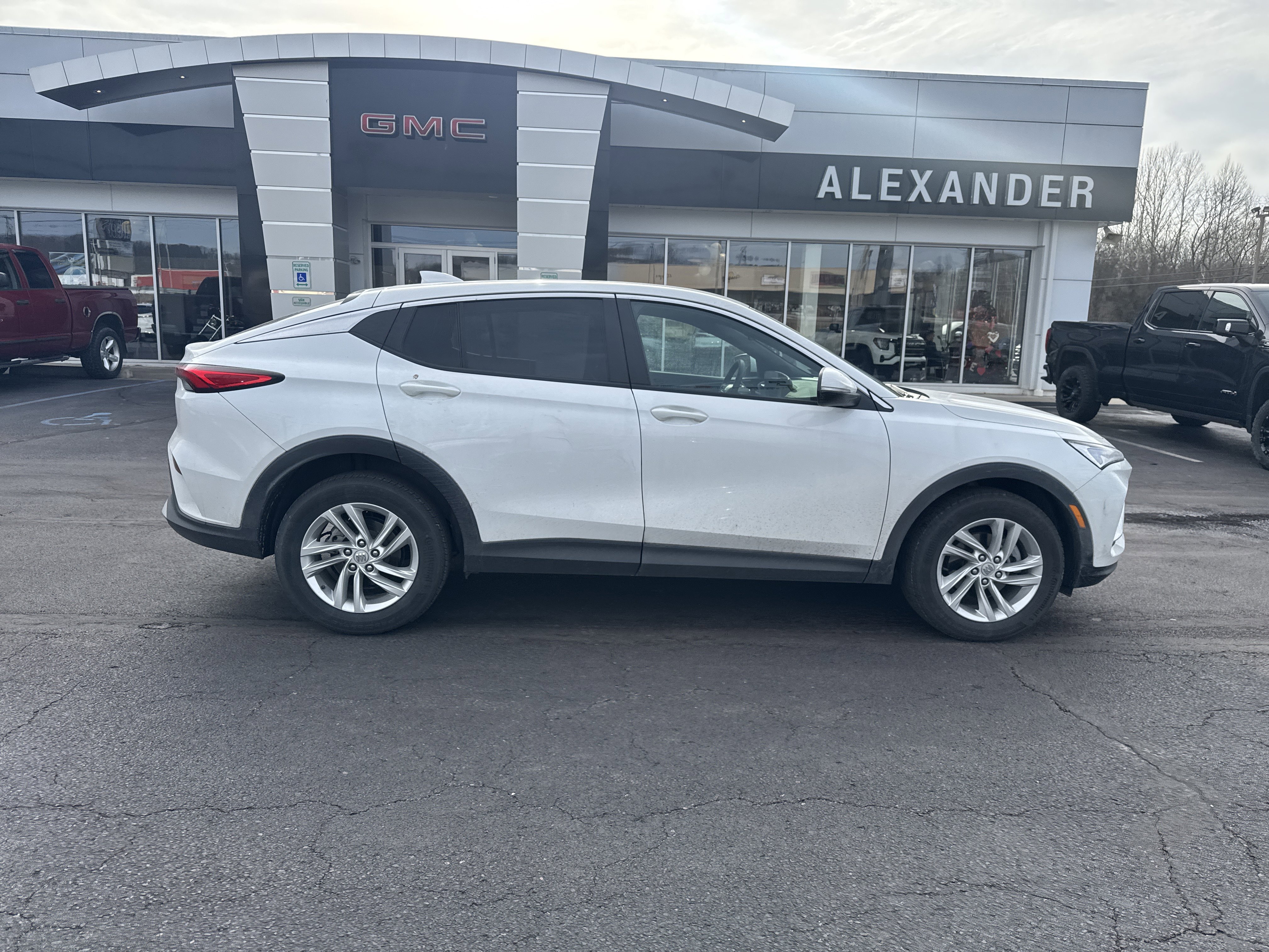 Used 2024 Buick Envista Preferred w/ Advanced Safety Package image 2