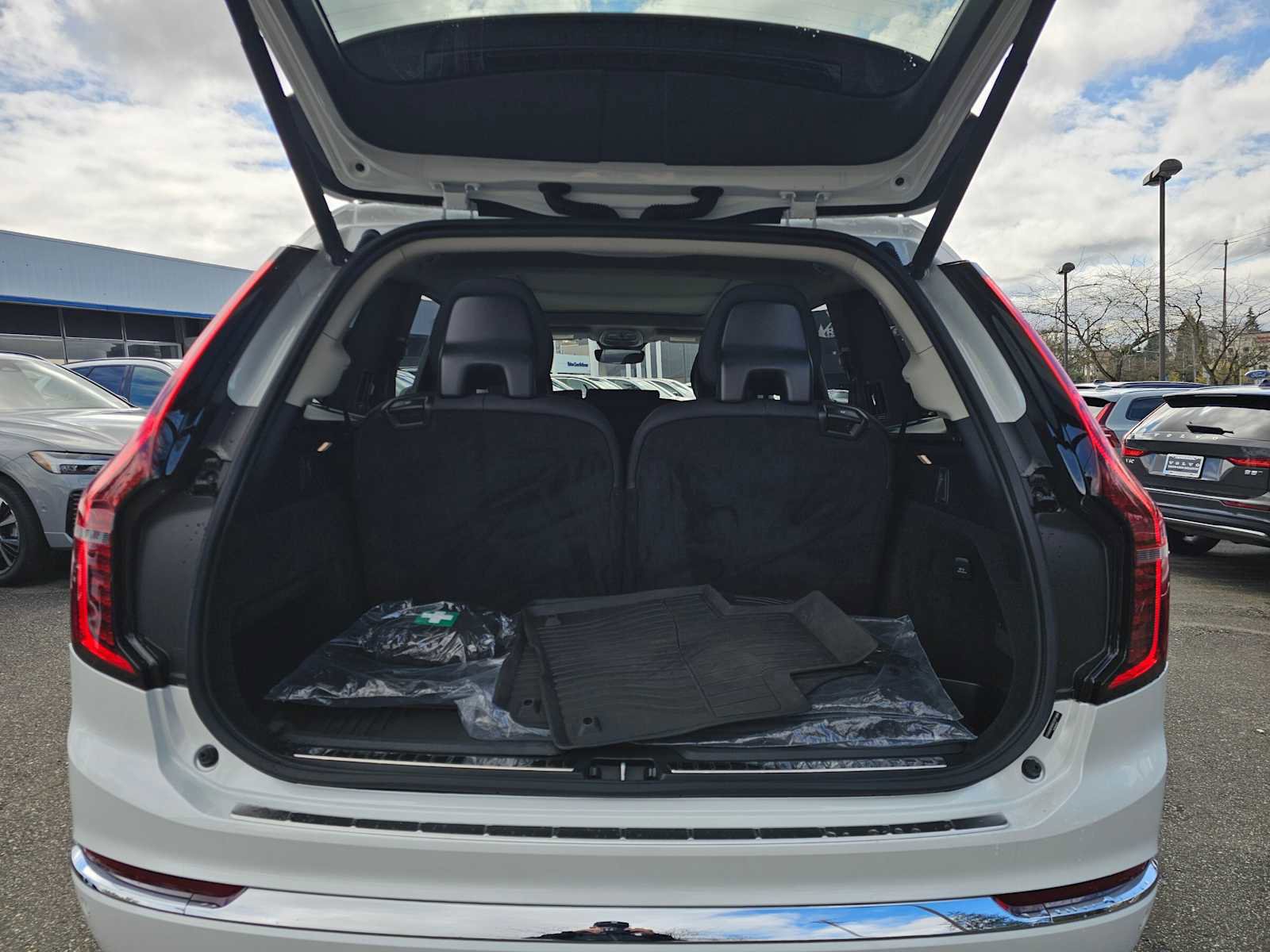 Used 2025 Volvo XC90 T8 Plus w/ Protection Package Premier image 15