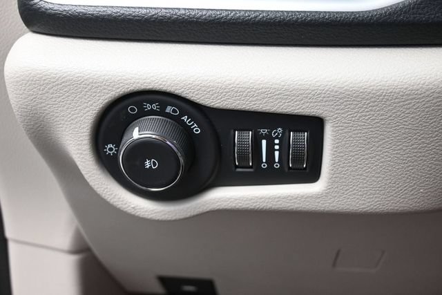 Used 2024 Chrysler Pacifica Limited FWD image 37