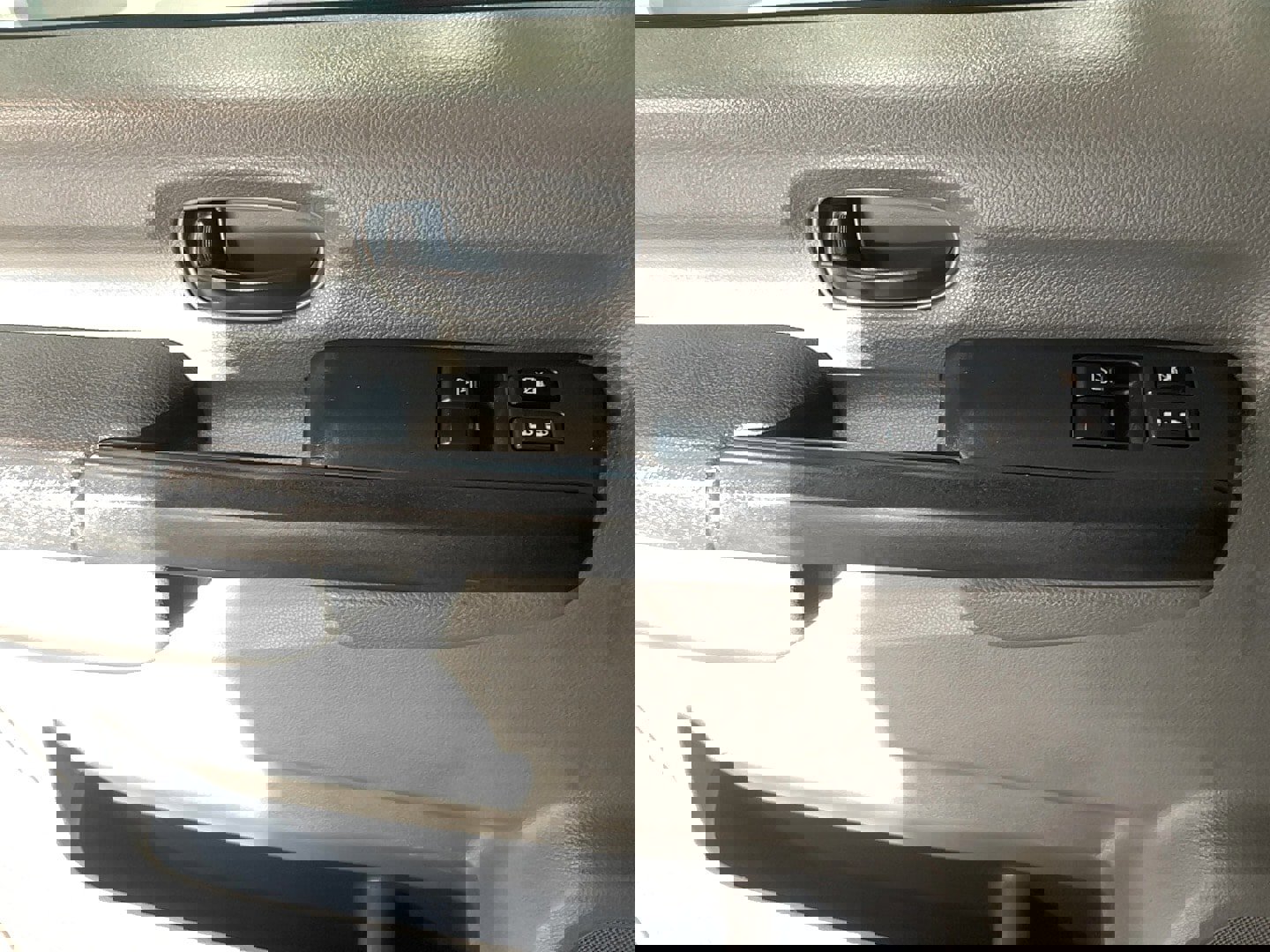 Used 2013 Nissan NV 2500 SV image 16