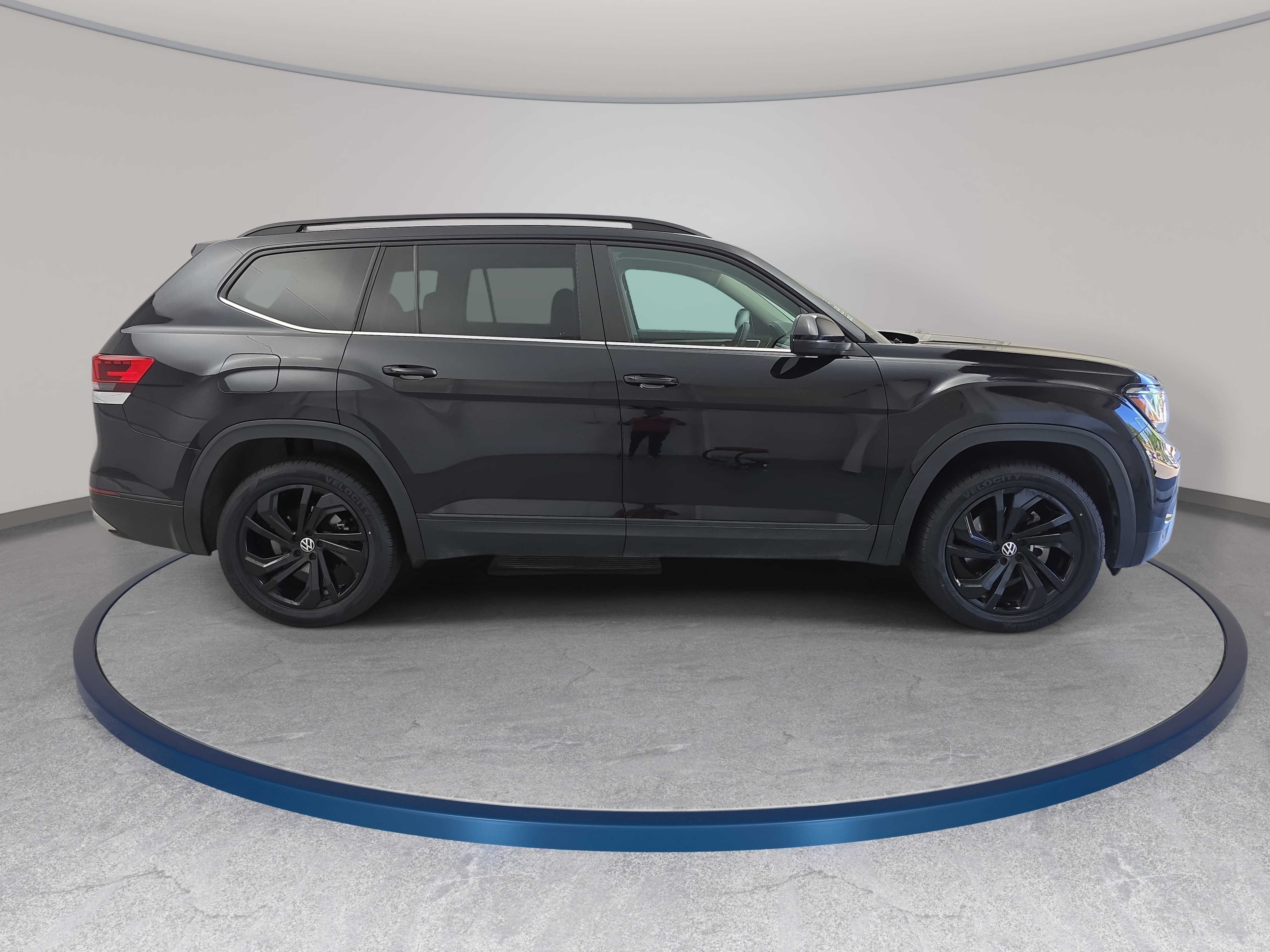 Certified 2023 Volkswagen Atlas SE w/ Black Wheel Package AWD/4WD image 4
