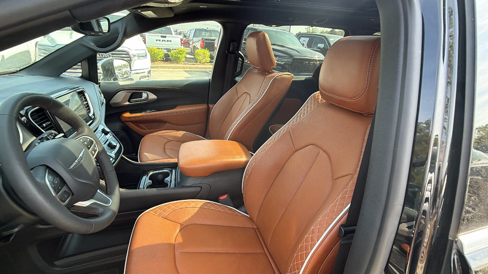 Used 2025 Chrysler Pacifica Pinnacle FWD image 17