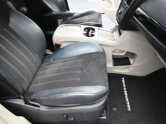 Used 2014 Chrysler Town & Country Touring-L image 27