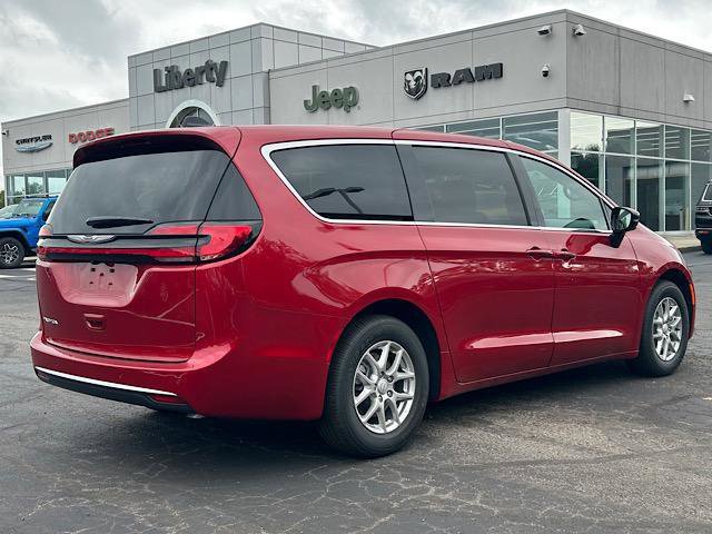 New 2026 Chrysler Pacifica Select image 3
