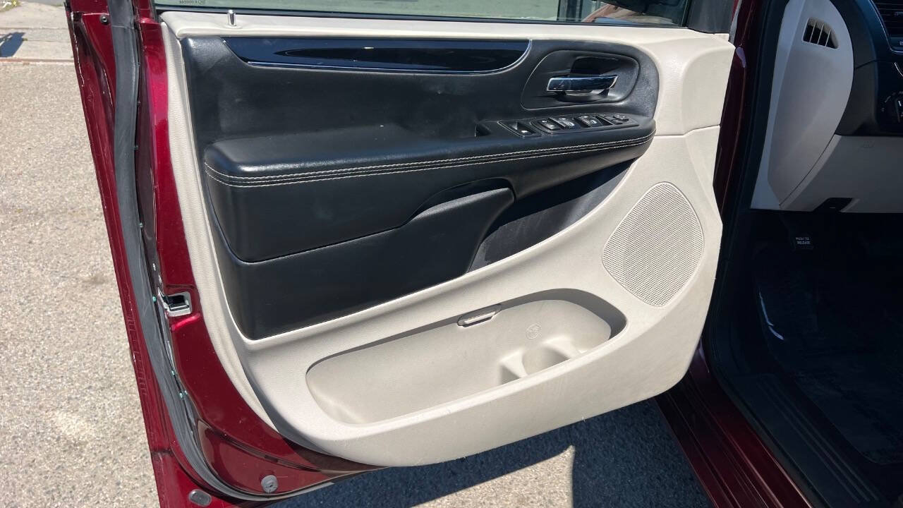 Used 2017 Dodge Grand Caravan SXT FWD image 37
