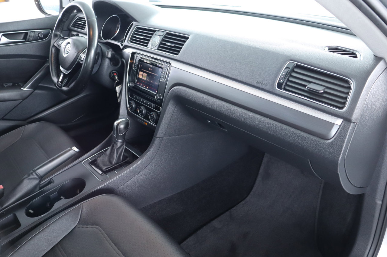 Used 2017 Volkswagen Passat 1.8T R-Line image 40