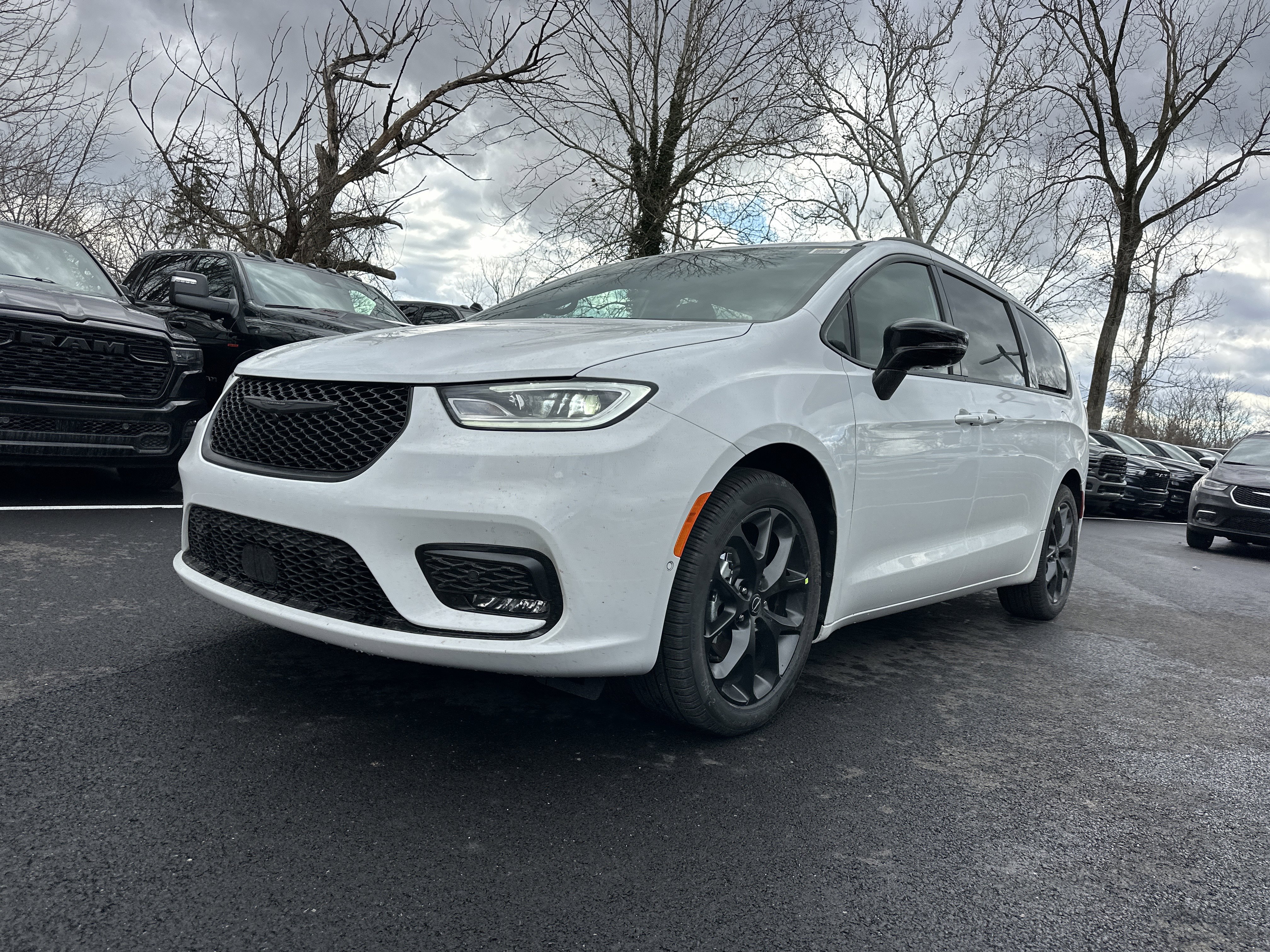 New 2026 Chrysler Pacifica Limited w/ S Appearance Package FWD image 24