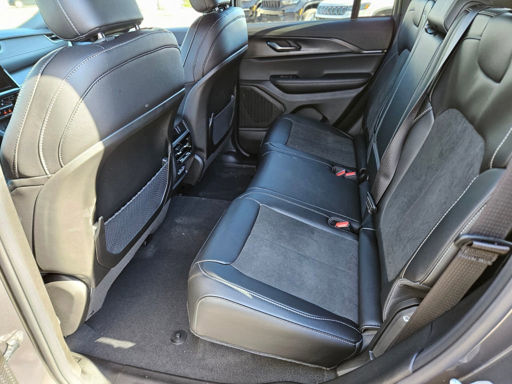 New 2025 Jeep Grand Cherokee Altitude image 15